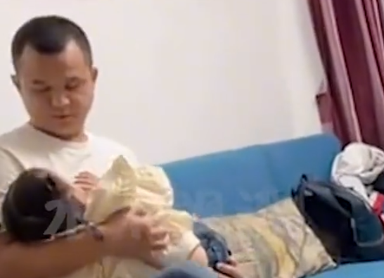 女儿被罚站听到爸爸开门破防哭了 哭着让爸爸给主持公道