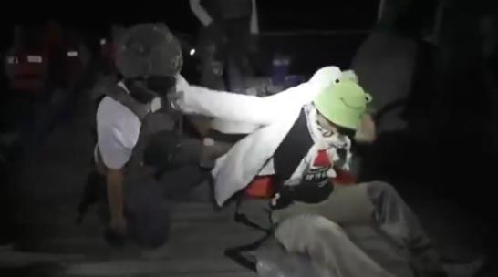 环保少女被曝遭虐待强迫亲吻以国旗