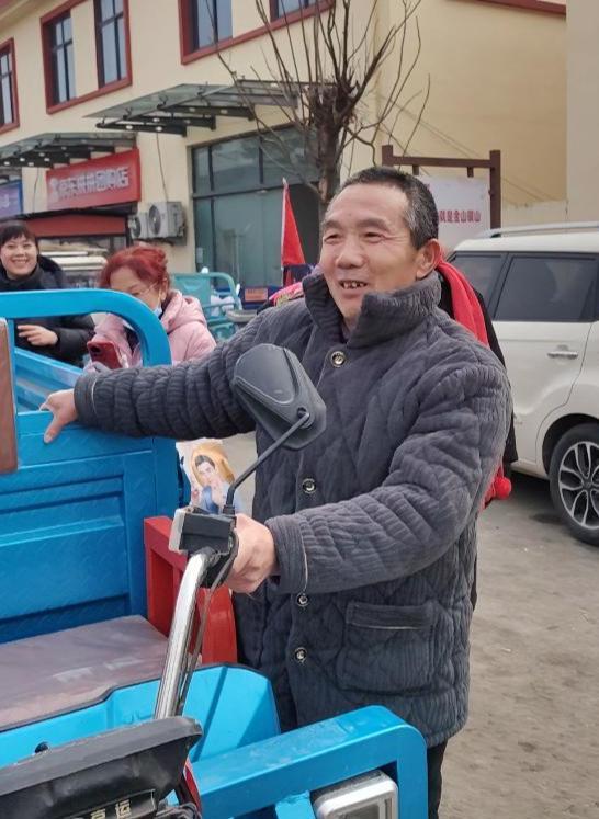 给刘强东捐钱上学大爷骑三轮拉年货 感恩回馈乡亲