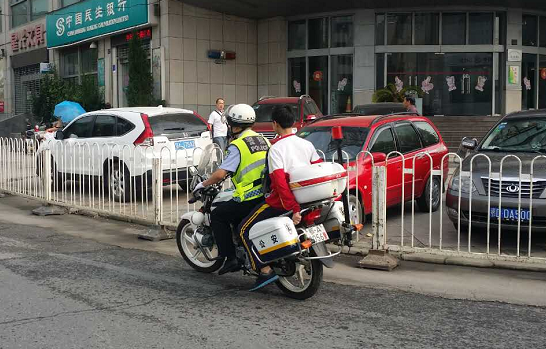 司机不熟悉路线 考生求助骁骑送考 交警紧急护送保准时