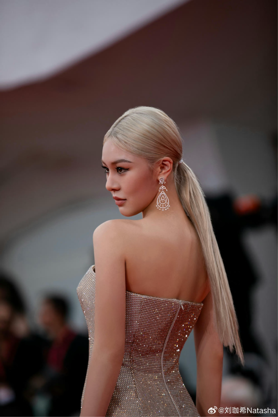 刘珈希亮相威尼斯国际电影节 高定上身展现时尚名媛气质