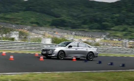 新508L赛道狂飙无人能挡，16万起旗舰车真香？