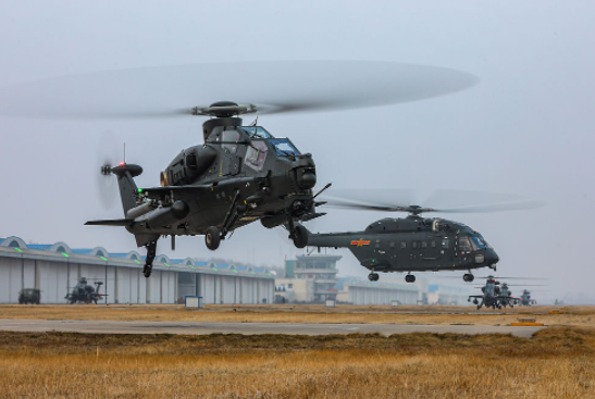 攻击直升机与运输直升机组成大机群编队进行跨昼夜飞行训练。刘雨辰 摄