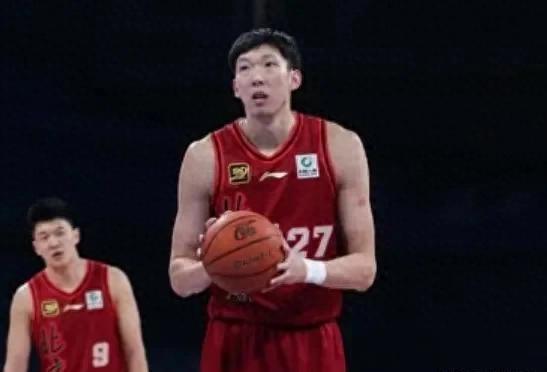 谁是国产第一中锋？周琦vs胡金秋集锦 大魔王连送血帽后者得分高效