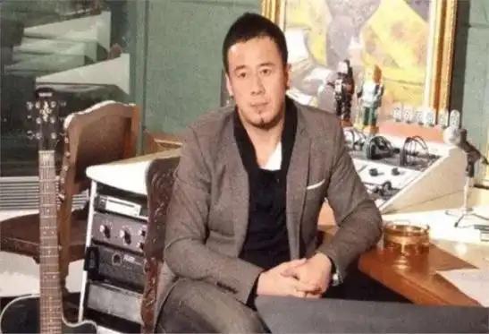 杨坤疑恋情曝光 牵手美女回酒店