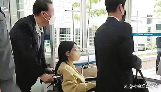 金建希坐牢后首次露面 电子镣铐下的就医行程