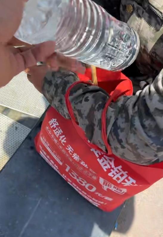 男人见大叔喝喷泉水后递上饮用水 谈何容易暖东谈主心