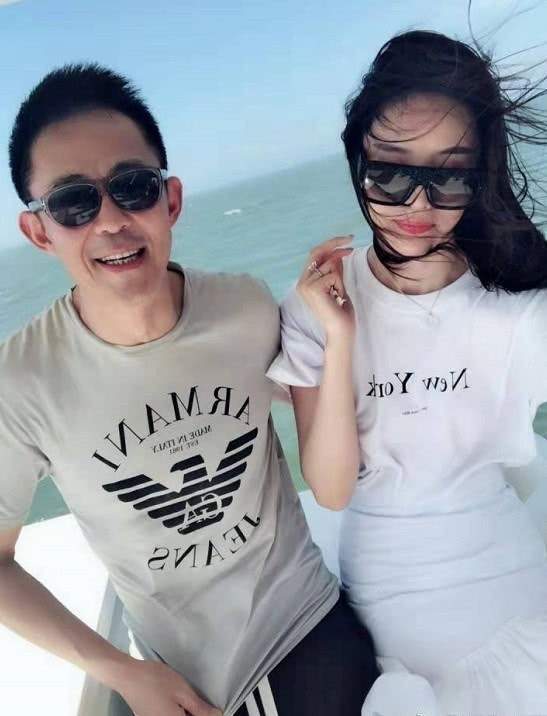 老戏骨侯勇三婚老婆真年轻！穿一身白色青春靓丽，夫妻同框像父女