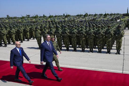 匈牙利总理突然访问塞尔维亚 与武契奇共同观摩军事装备展 武契奇拿出中国武器炫耀：第一次公之于众！