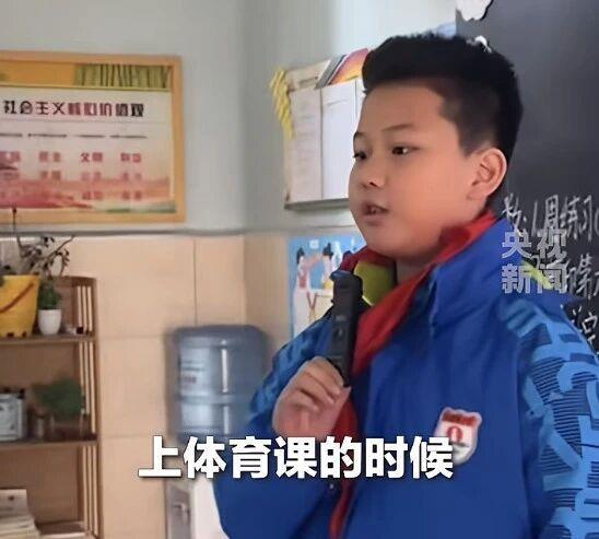 校服被写侮辱文字,9岁男孩勇敢发声!