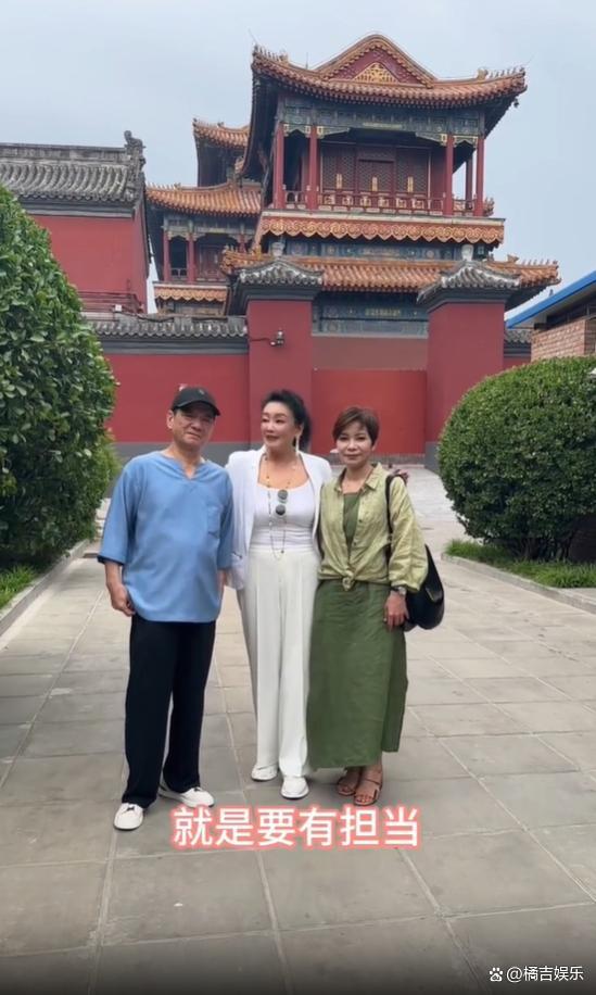 張?zhí)m帶親家為兒女祈福 傳統(tǒng)與現(xiàn)代的碰撞