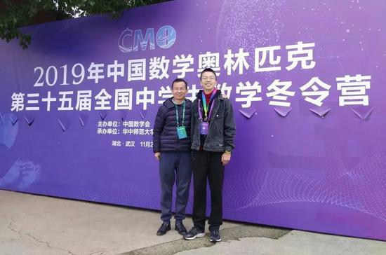 华东师大二附中郑以刚同学（右）与数学竞赛教练范端喜。