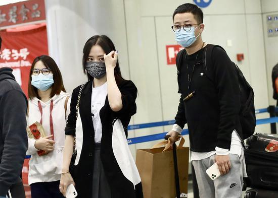 恩爱！张靓颖与小男友深夜甜蜜泡吧 搂肩同回住处