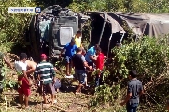 巴西一辆满载士兵的军用卡车跌下山谷已致2死39伤