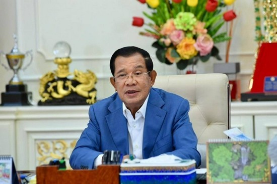 柬埔寨首相:清除残留的美国武器 用它们老打败仗