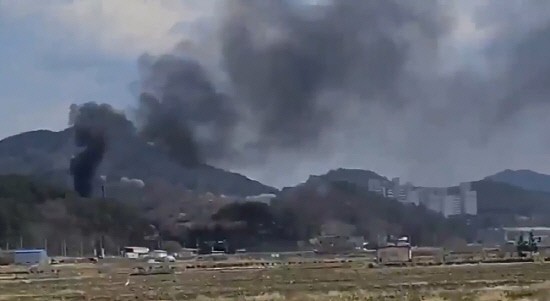 韩国军机相撞机上4人全部丧生 飞行员跳伞画面曝光