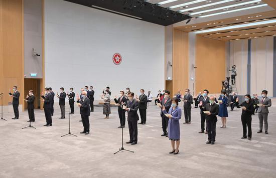 香港特区政治委任官员宣誓拥护《基本法》和效忠香港特区