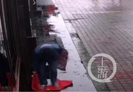 ▲2020年10月5日早上，吴某将一KTV外的国旗踩在脚下。图片来源/视频截图
