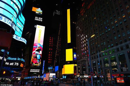 美国各大城市地标彻夜亮灯 纪念40万新冠逝者