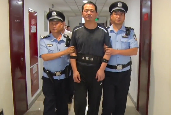 刘亚洲（中）