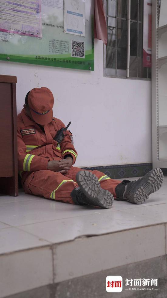  疲惫的救援人员