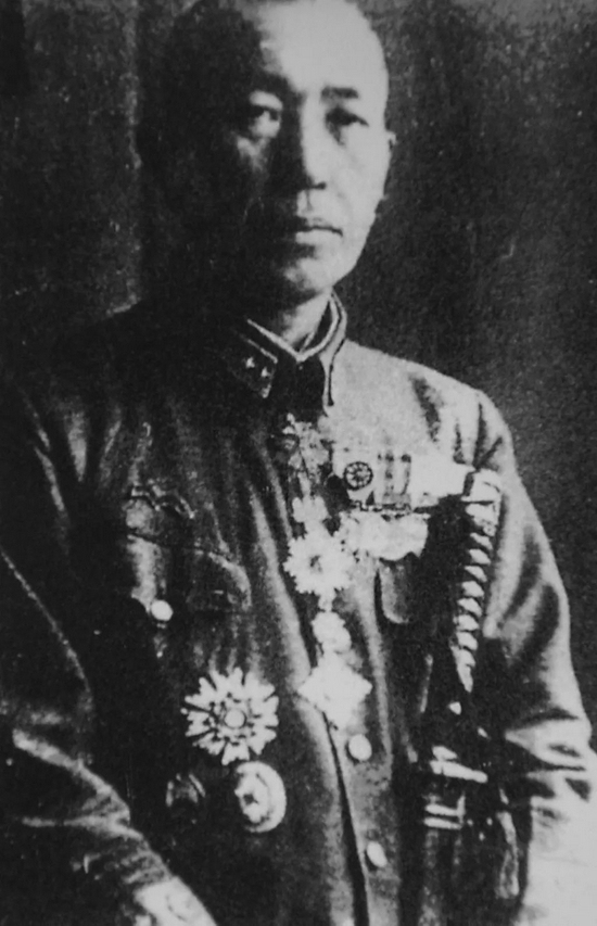  图为1946年，原731部队部队长石井四郎满身佩戴着特级勋章。