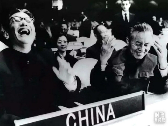 △1971年11月15日，以外交部副部长乔冠华（左一）为团长、黄华（右一）为副团长的中国代表团，首次出现在联合国大会上。（资料图）