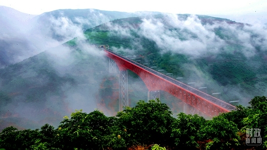 △2021年7月，中老铁路玉磨段元江双线特大桥顺利实现合龙。（图/视觉中国）