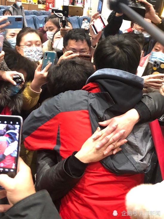 张洋洋和母亲李芳拥抱。 图/九派新闻记者 温艳丽