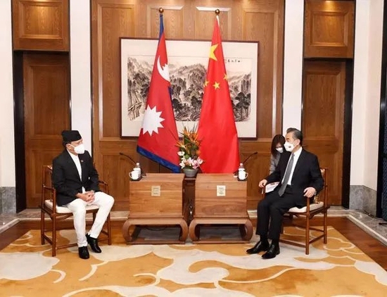 ▲2022年8月10日，国务委员兼外长王毅在山东青岛同来华访问的尼泊尔外长卡德加（左）举行会谈。图/外交部官方网站