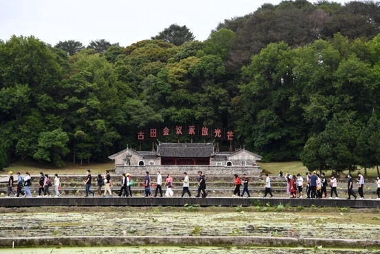 人们在古田会议会址景区参观学习。图源：新华社