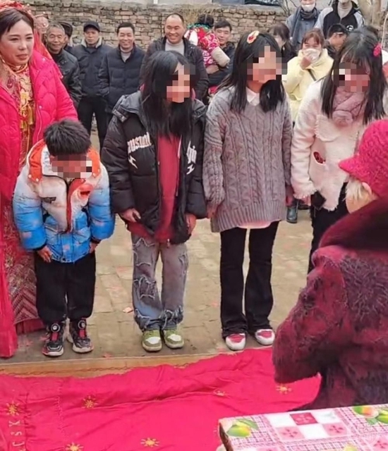 ▲时女士的几个孩子给奶奶磕头。图片来源/受访者供图