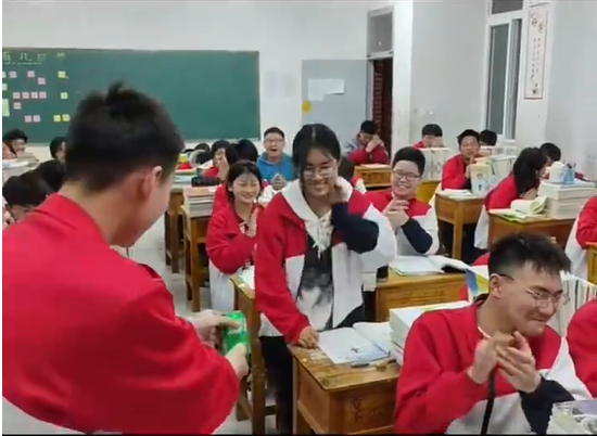 老师宣布月考第一名 女生站起7次