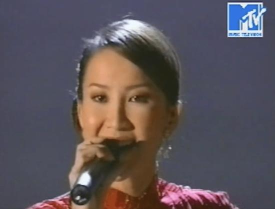 ·她是第一位在奥斯卡舞台演唱的华人歌手。