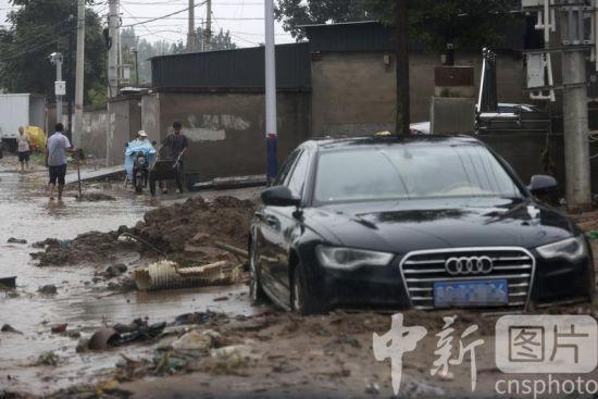 北京房山村民街头清淤：当地干部正组织清淤自救