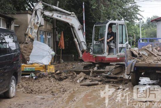 北京房山村民街头清淤：当地干部正组织清淤自救