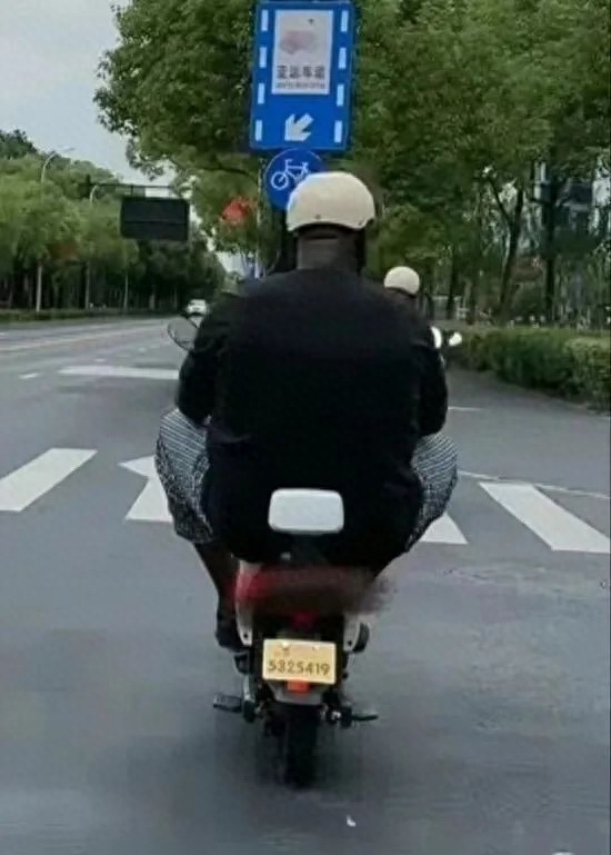 全杭州都在偶遇奥尼尔：白天骑电动车直播逛滨江，晚上现身酒吧当DJ