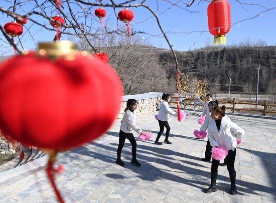 甘肃省定西市渭源县元古堆村村民在排练节目（2023年1月10日摄）。新华社记者 范培珅 摄