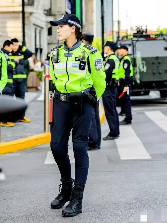 这下好了！上海特警火出圈 成都青岛各地网友纷纷晒图 真的都很帅