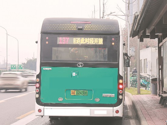 公交車化身專用道移動(dòng)指示牌 顯示屏實(shí)時(shí)通報(bào)車道情況