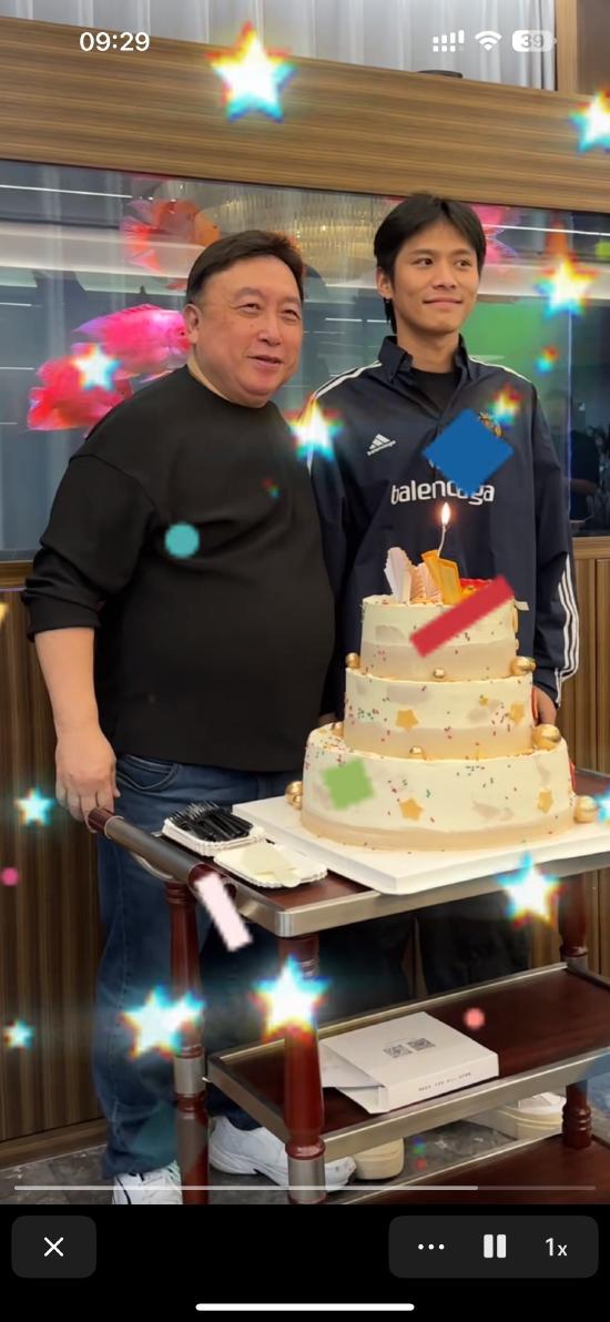 瘋狂小楊哥現(xiàn)身王晶70歲生日會