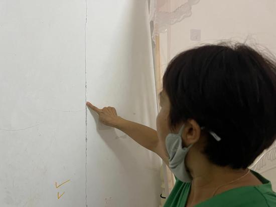 海口一小区楼体集体开裂 数百户业主房屋受损