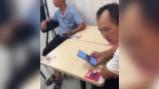 門店回應(yīng)老人扎堆蹭空調(diào)放喇叭驅(qū)趕 無奈之舉引發(fā)討論