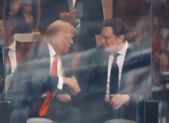 马斯克与特朗普握手交谈 昔日挚友再聚首