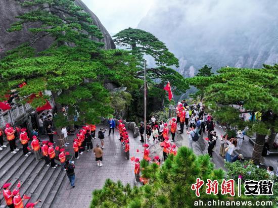 黃山迎客松前奏響《我的中國心》 百人合唱慶國慶