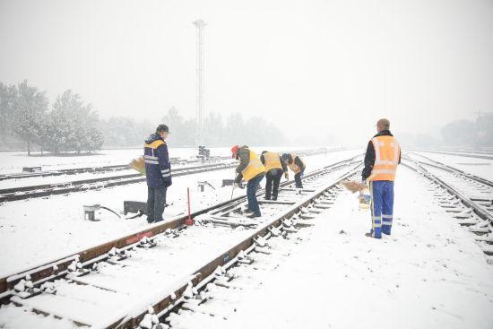 黑龙江多地降雪 哈铁全力保障运输 确保旅客安全出行