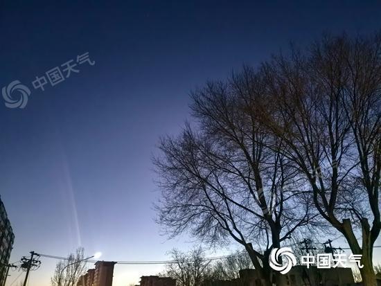 未来三天，北京天气以晴朗、凉爽为主。今日仍有大风，需注意防风防寒。温度