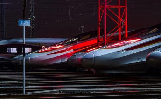 震撼集结!“陆地航母”新年启程 驰骋未来续写华章