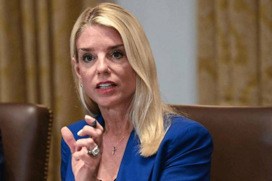 媒体：特朗普药不能停 到底啥毛病 超量服药引关注