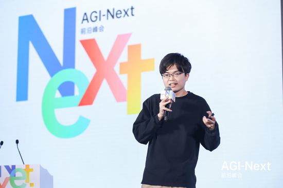 北京:姚顺雨“露脸”,和唐杰杨植麟探讨AGI之路 清华论剑共话未来